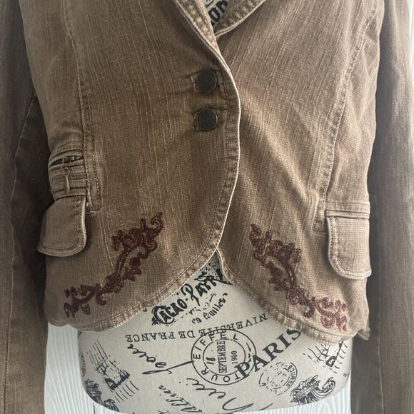 FDJ French Dressing Brown Embroidered Denim Look Short 2-button Blazer (TT) - Picture 3 of 13